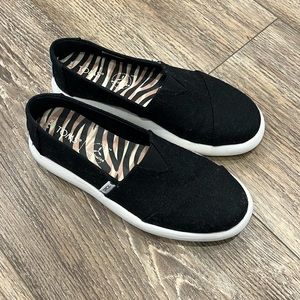 Tom’s worn once black slide on sneaker size 6.5